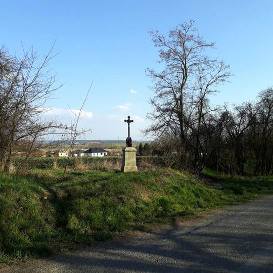 Kříž u Lochousic u cesty do Horních Sekyřan mezi stromy