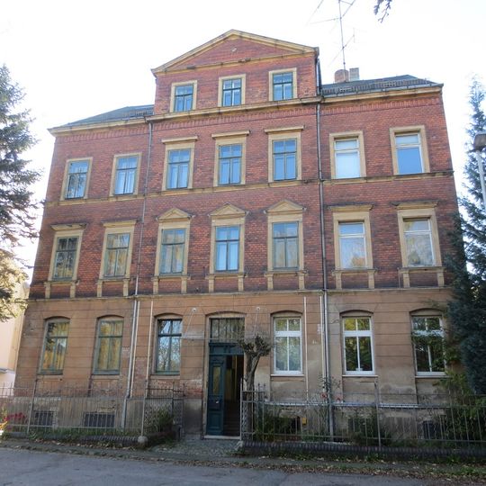 Mietshaus in halboffener Bebauung konzipiert, mit Vorgarten und Einfriedung Rudolf-Krahl-Straße 1