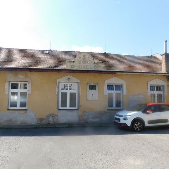 Pamětní deska obětem 1. světové války na sokolovně v Jirnách