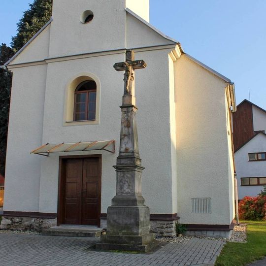 Kříž před kaplí svatého Martina v Kolšově