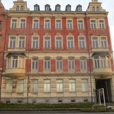 Mietshaus in ehemals geschlossener Bebauung, mit Vorgarten Dresdner Straße 72