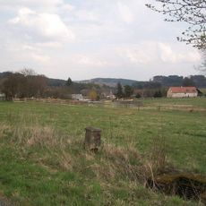 Kříž západně od Mírkovic