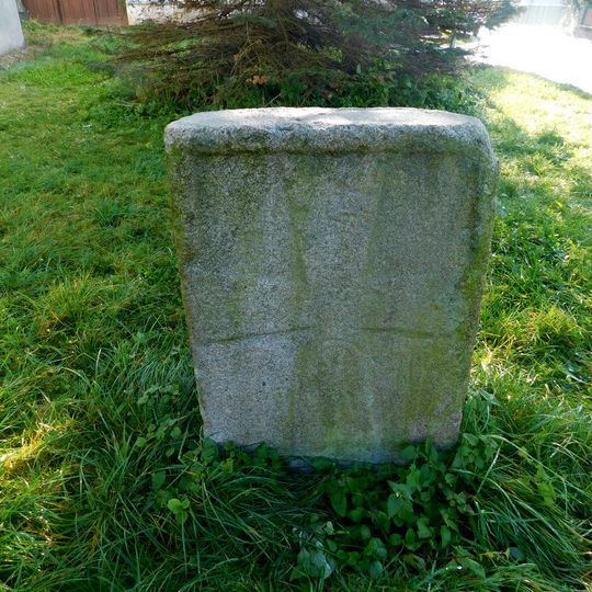 Křížový kámen 2 u tvrze v Kamenici