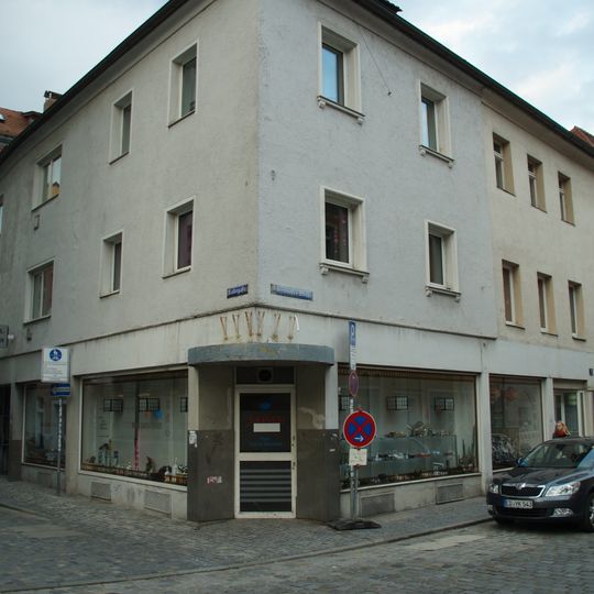 Wohn- und Geschäftshaus, ehemals Pfarrhof des Reichsstifts Obermünster