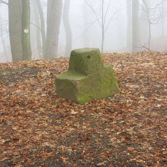 Odpočivný kámen před hradem Hasištejn