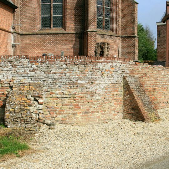 O.L.Vrouw Geboortekerk: kerkhofmuur