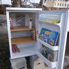 Public bookcase Hausleiten