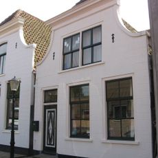 Pand met afgeknotte ingezwenkte gevel