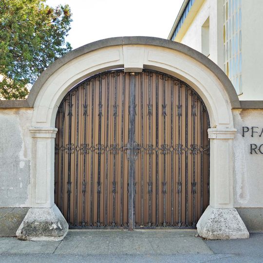 Madonnenfigur und barocker Steinbogen des Pfarrhofs