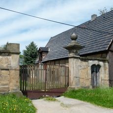 Wohnstallhaus, Seitengebäude (wohl Ausgedingehaus), Pflasterung, Toreinfahrt und Hofmauer mit Pforte eines Bauernhofes Daube 4