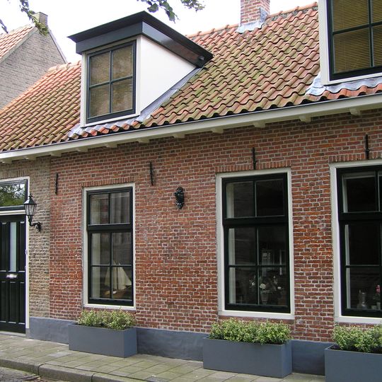 Dwarshuis eindigend met tuitgevel