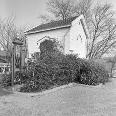 Begraafplaats: baarhuisje aan de zuidzijde