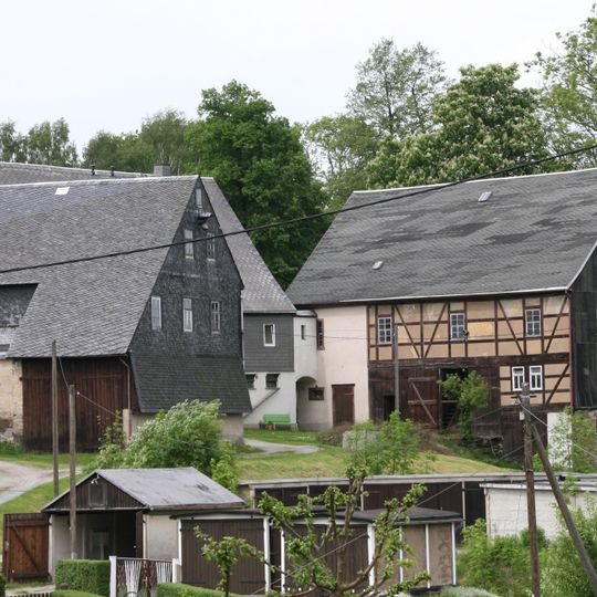 Scheune und Seitengebäude des Dreiseithofes Anton-Günther-Straße 4