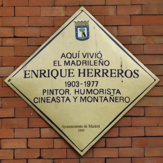 Placa conmemorativa en honor a Enrique Herreros