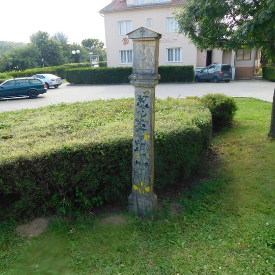 Dřevěná kaplička s reliéfem Cyrila a Metoděje v Modré