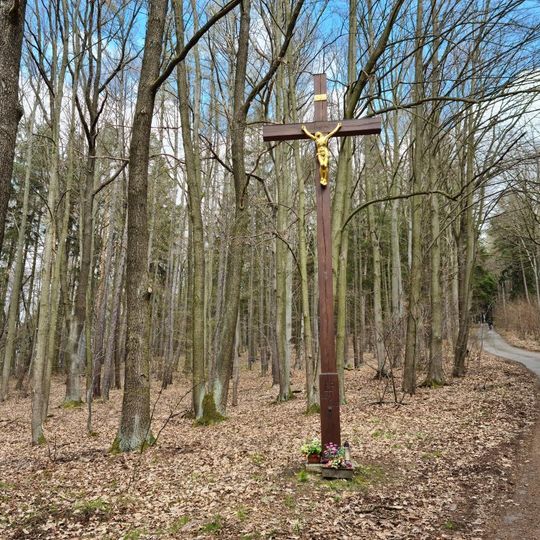 Kříž u cesty na Velíz východně Kublova