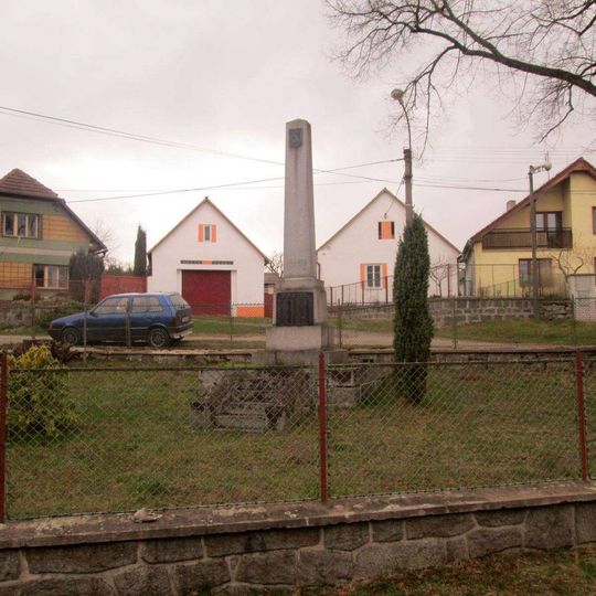Pomník padlým na návsi v Nalžovských Horách