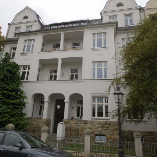 Mietshaus in geschlossener Bebauung konzipiert, mit Vorgarten und Einfriedung Dorotheenstraße 27