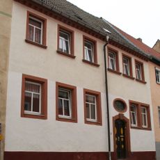 Wohnhaus in geschlossener Bebauung und Hintergebäude