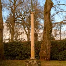 Croix de chemin à côté de l'Église de la Nativité de la Vierge