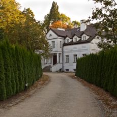 Zespół dworski, Parkowa 1 w Karniewie