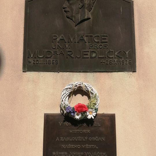 Pamětní deska Rudolfa Jedličky na Náměstí Bedřicha Hrozného 13/23 v Lysé nad Labem