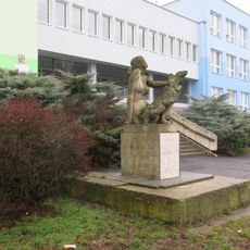 Socha Mír u školy v ulici Karla Čapka v Maršově
