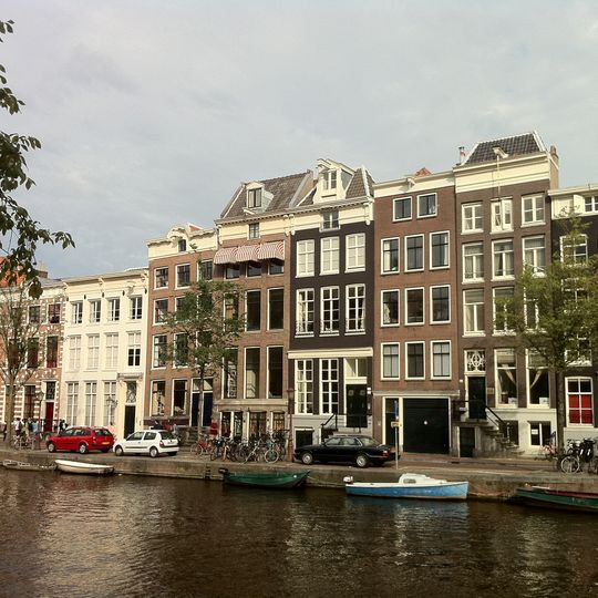 Pand met gevel met gepleisterde, rijk gesneden, merkwaardige ingangspartij en deur