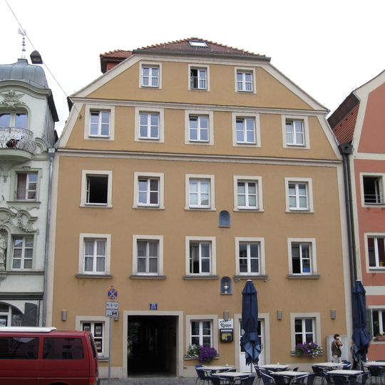 Wohn- und Geschäftshaus