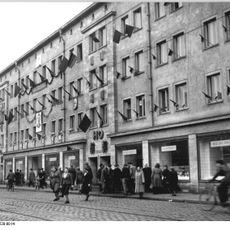 Wohnhauszeilen eines Wohngebietes, entstanden im Rahmen einer einheitlichen Gesamtplanung Reitbahnstraße 19, 21, 23, 23a, 24 bis 42, 44, 46, 48, 50, 52, 80, 82, 84