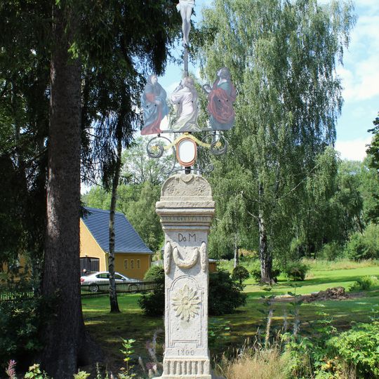 Kříž na rozcestí u domu 14 v Dlouhém Dolu