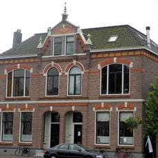 Dubbel woonhuis in overgangsstijl