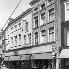 Pand met gepleisterde lijstgevel