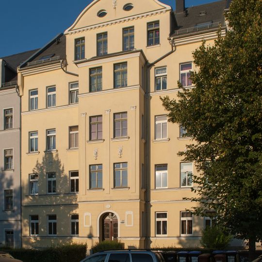 Mietshaus in geschlossener Bebauung mit Vorgarten Horst-Menzel-Straße 13