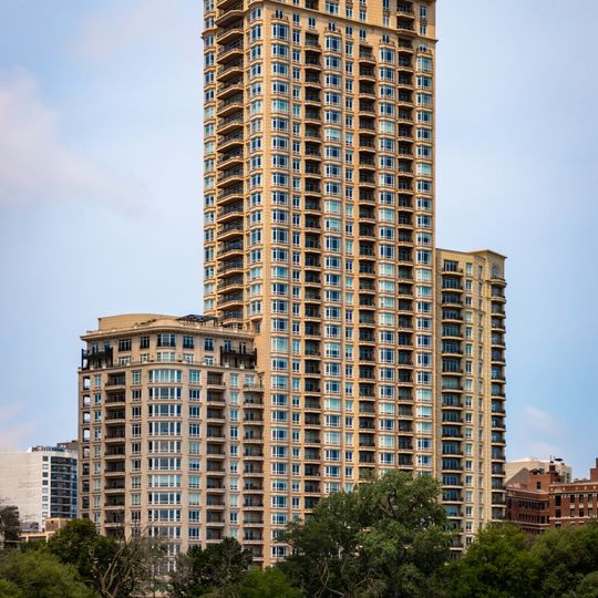 2550 North Lakeview Avenue