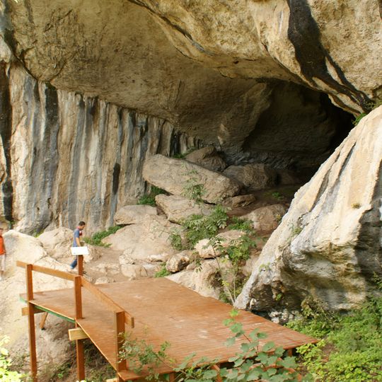Pellumbas Cave