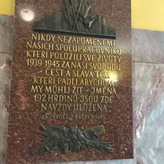 Pamětní deska obětem 2. světové války ve vestibulu Jednadvacítky ve Zlíně