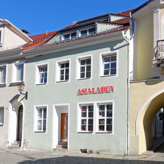 Wohnhaus in geschlossener Bebauung Theaterstraße 10