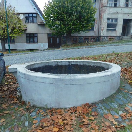 Kašna na náměstí v Ratajích