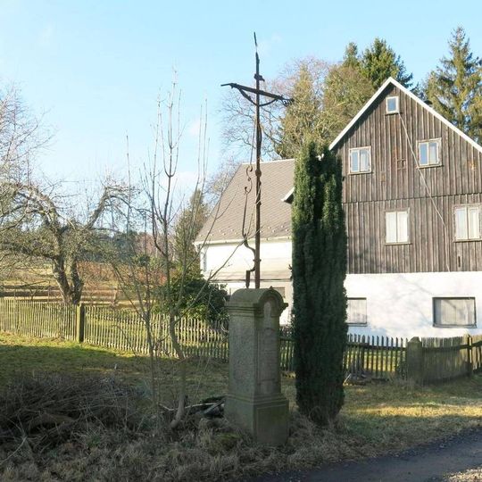 Kříž mezi domy 4 a 12 v Novém Hraběcí