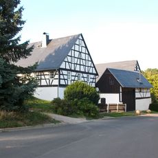 Wohnstallhaus, Stallgebäude (mit Oberlaube), Scheune und Seitengebäude (Torhaus) eines Vierseithofes Höckendorfer Weg 64
