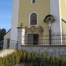 Dřevěný kříž v Senici na Hané u zdi kostela