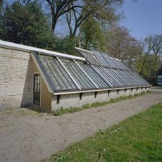 Oranjewoud, bakstenen muur met druivenkas