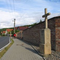 Pamětní kříž v Tuchoměřicích (2)