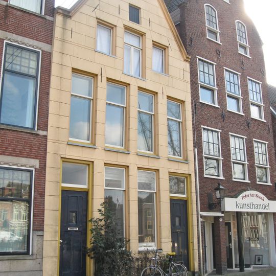 Geel gepleisterd pand