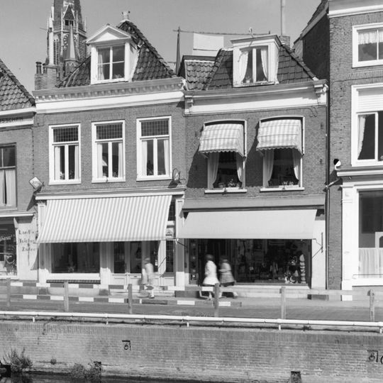 Eenvoudig pand met gevel met rechte kroonlijst