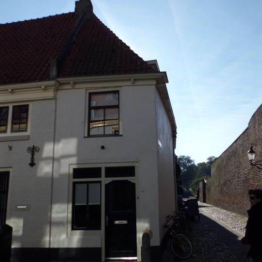 Hoekpand Noorderwalstraat ter breedst van een vensteras