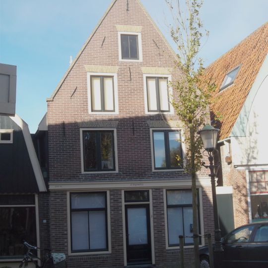 Huis, belangrijk vanwege ligging t.o. kerk