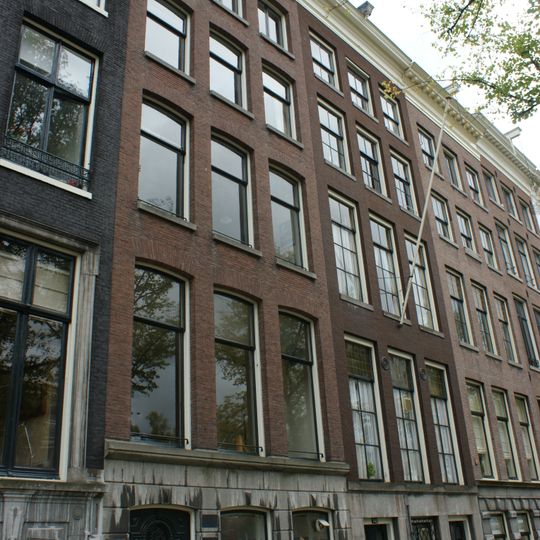 Huis met gevel onder rechte lijst