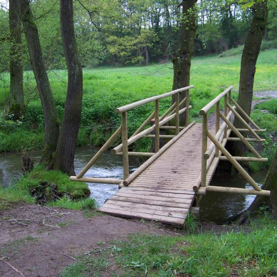 Lávka přes Botič pod Medovou ulicí